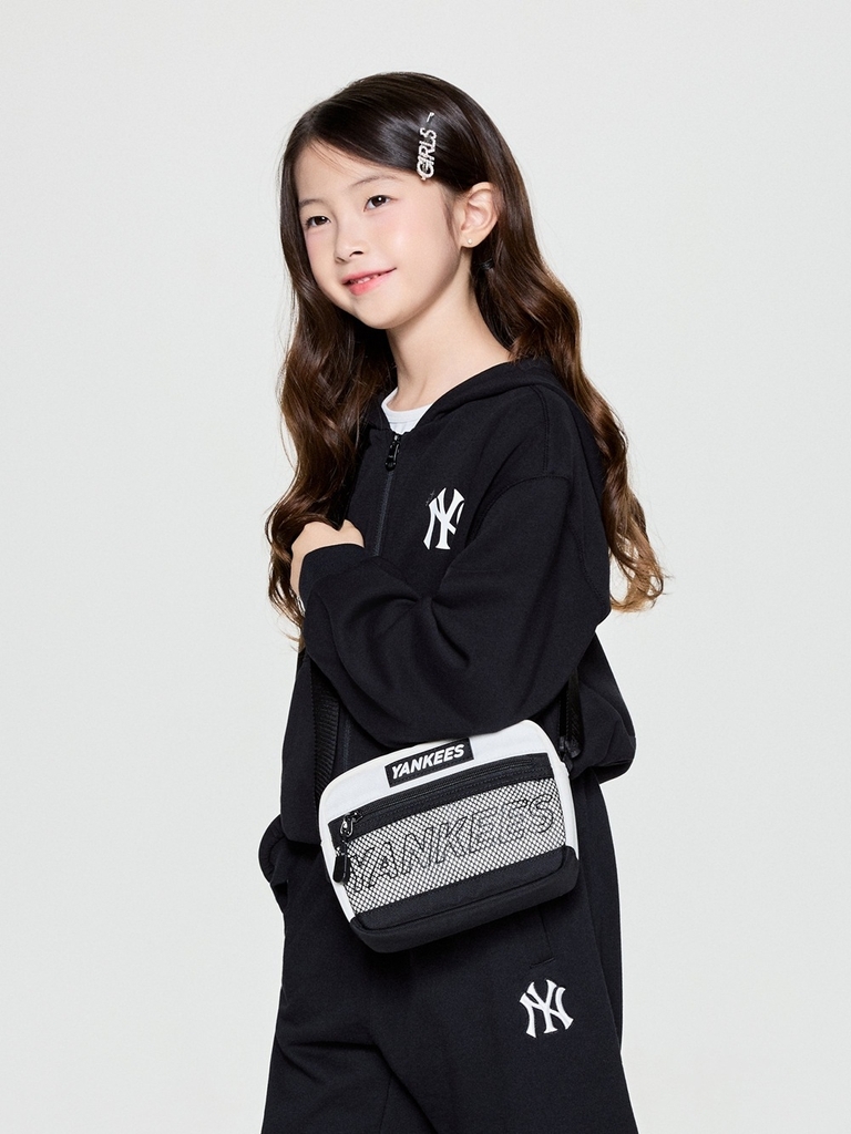 Túi MLB Logo Point Camera Bag New York Yankees Cream