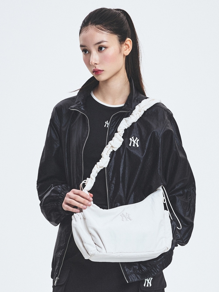 Túi MLB Basic Athleisure Hobo Bag New York Yankees Cream [Karina PICK]