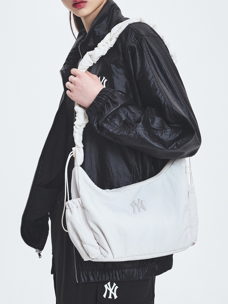 Túi MLB Basic Athleisure Hobo Bag New York Yankees Cream [Karina PICK]