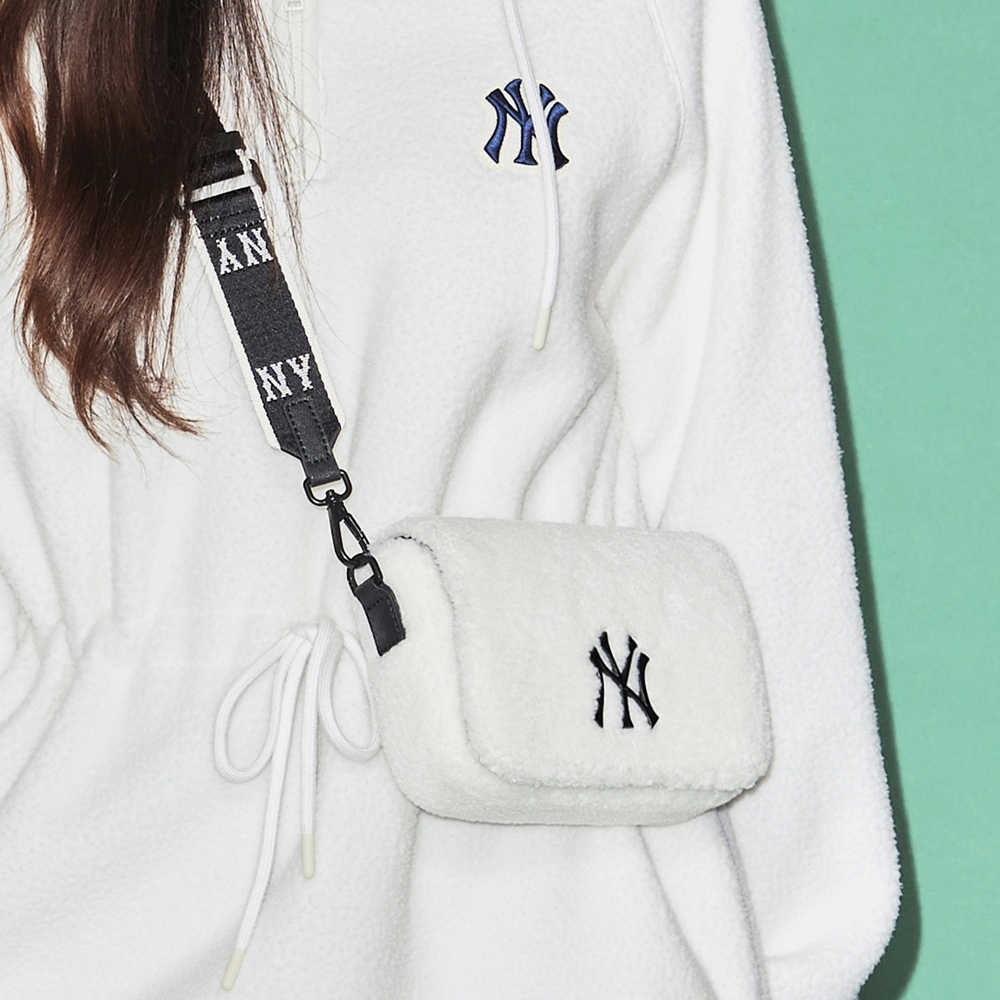 Túi MLB Basic Small Logo Fleece Crossbody New York Yankees Cream