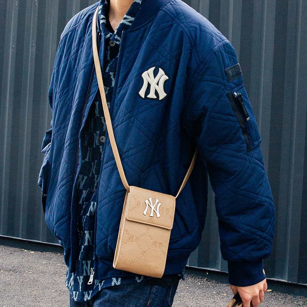 Túi MLB Dia Monogram Embo Phone Pouch New York Yankees Beige