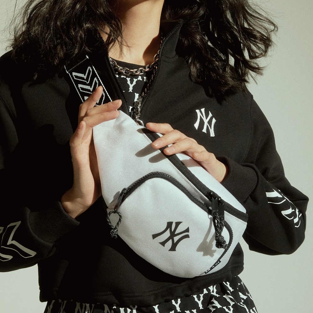 Túi MLB Seamball Hip Sack New York Yankees White 2021
