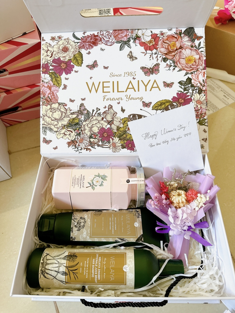 [Hộp Hoa] Sét Quà Tặng Sữa Tắm Hoa Trà Camellia Weilaiya + Gội Xả Gừng HTO