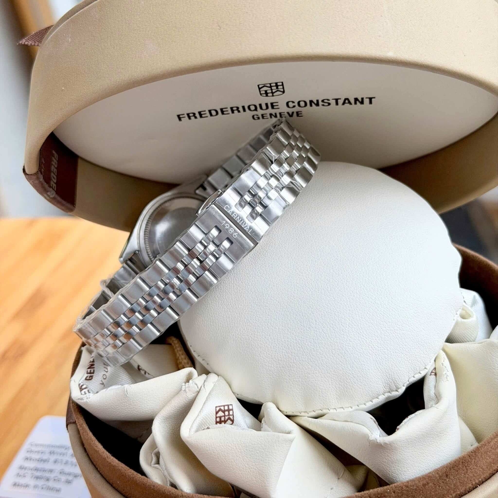 Đồng Hồ Nữ Carnival 8131L2-VT-D Dây Thép Bạc Mặt Đen Viền Đính Đá Size 31mm Quartz Japan