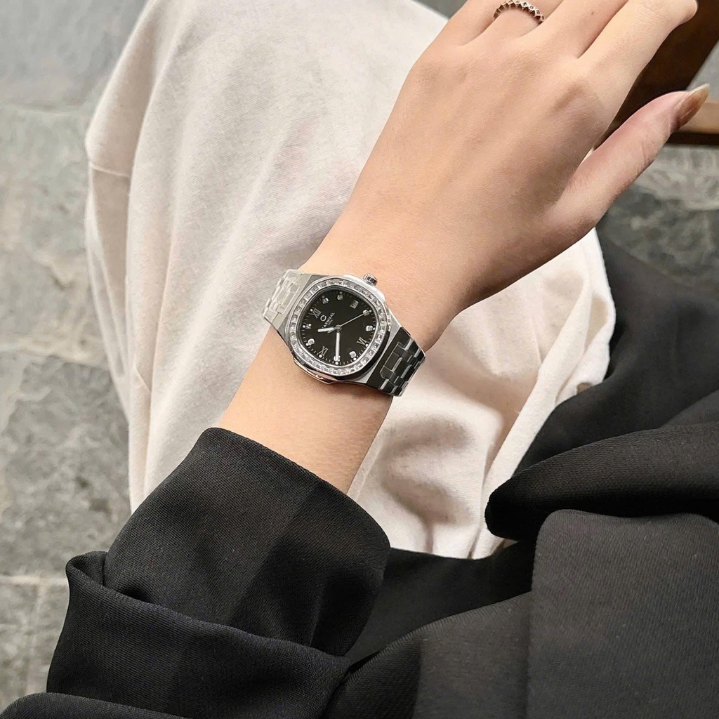 Đồng Hồ Nữ Carnival 8160L2-VT-D Dây Thép Silver Mặt Đen Viền Đá Size 34mm Sapphire