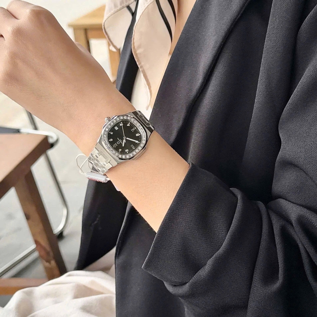 Đồng Hồ Nữ Carnival 8160L2-VT-D Dây Thép Silver Mặt Đen Viền Đá Size 34mm Sapphire