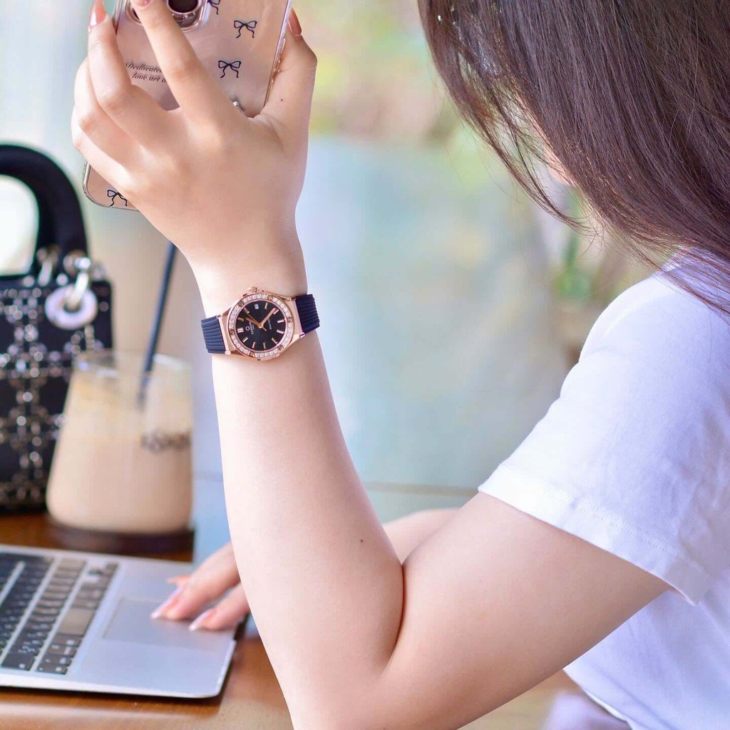Đồng Hồ Nữ Carnival 8168L2 Dây Cao Su Đen Mặt Đen Đính Đá Rose Size 34mm Quartz 8168L2 VH-DCS-D