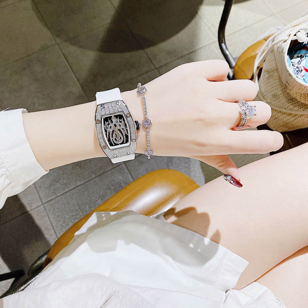 Đồng Hồ Nữ Hanboro Nhện Đính Đá Dây Cao Su Trắng Vỏ Silver Size 31x44mm Quartz Tặng Kèm Lắc Tay