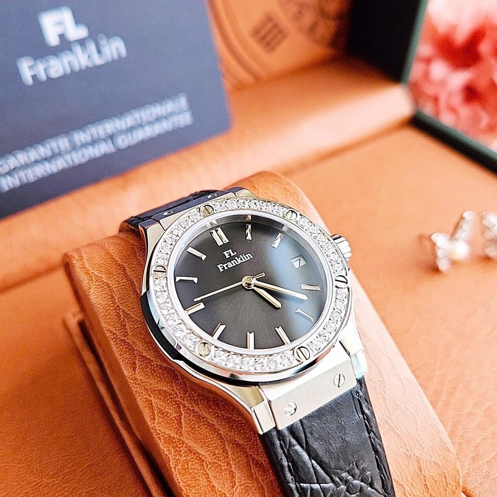 Set Đồng Hồ Nữ Franklin Dây Da Đen Viền Đá Size 31mm Vỏ Silver Chính Hãng Tặng Kèm Phụ Kiện FL24812 Quartz