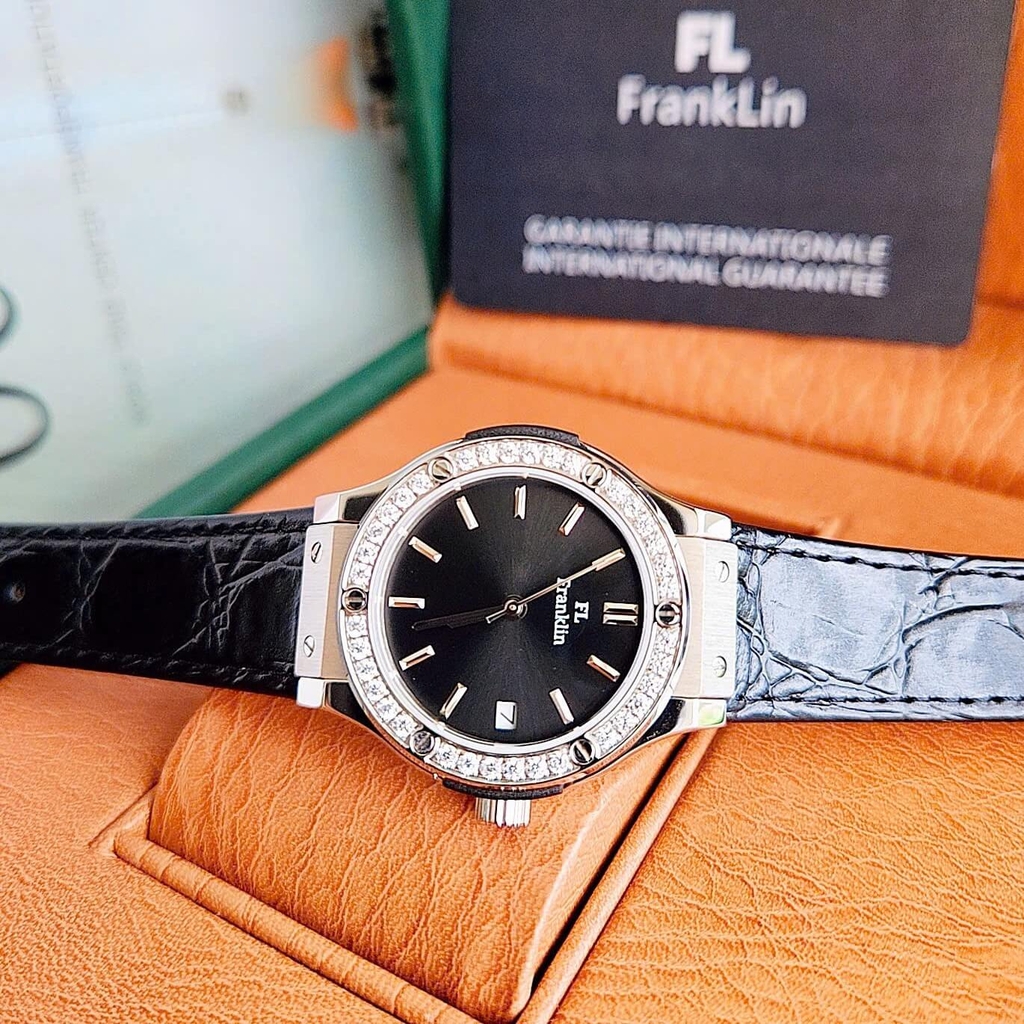 Set Đồng Hồ Nữ Franklin Dây Da Đen Viền Đá Size 31mm Vỏ Silver Chính Hãng Tặng Kèm Phụ Kiện FL24812 Quartz