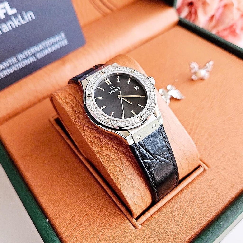Set Đồng Hồ Nữ Franklin Dây Da Đen Viền Đá Size 31mm Vỏ Silver Chính Hãng Tặng Kèm Phụ Kiện FL24812 Quartz