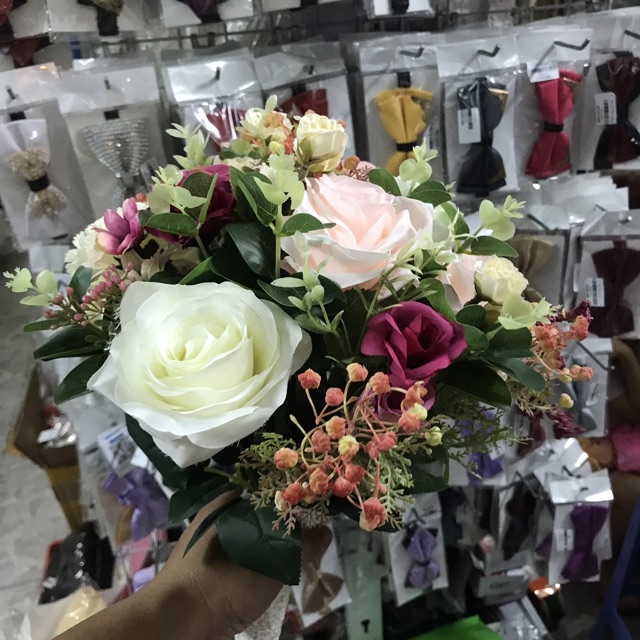 Hoa cầm tay cô dâu mẫu mới