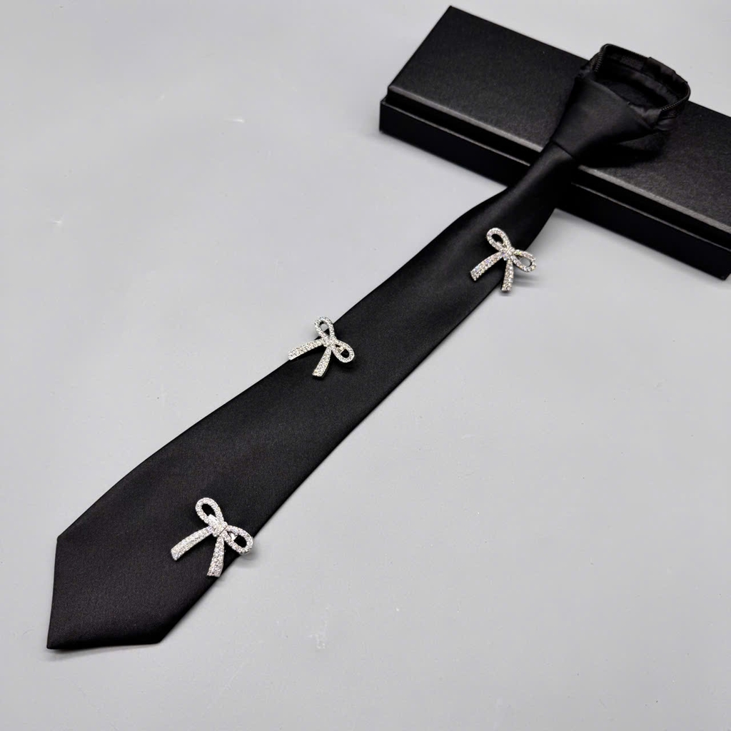 Cà vạt nữ thắt sẵn đen phi bóng đính nơ kim loại  6x36 cm giangpkc-phu-kien-thoi-trang