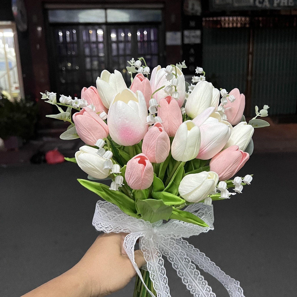 Hoa Cưới Cầm Tay Tulip Trắng và Hồng - Sự Tinh Tế và Tươi Mát Cho Cô Dâu giangpkc-phu-kien-thoi-trang