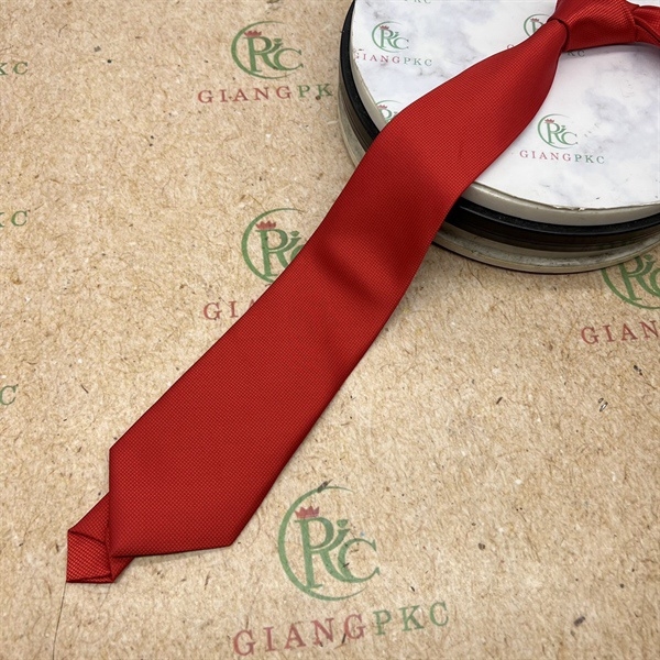 Cà vạt nam màu đỏ gân trơn đơn giản mẫu tự thắt 8cm mới đẹp 2023