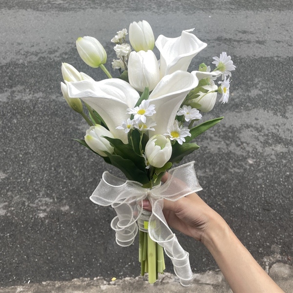 Hoa cầm tay cô dâu rum trắng phối tulip hoa cúc tana siêu dễ thương ngày cưới
