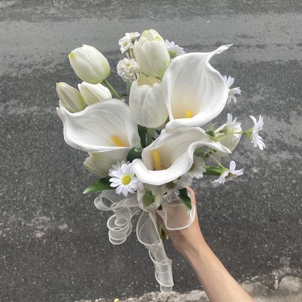 Hoa cầm tay cô dâu rum trắng phối tulip hoa cúc tana siêu dễ thương ngày cưới