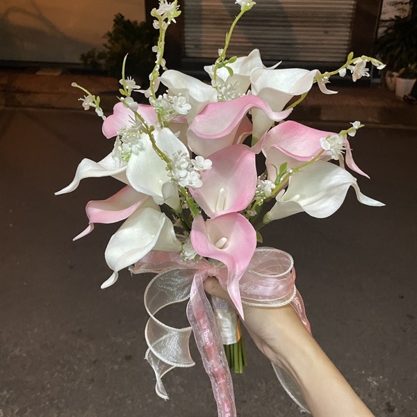 Hoa cầm tay cô dâu ngày cưới Rum trắng hồng mix cỏ mẫu mới t10-2023