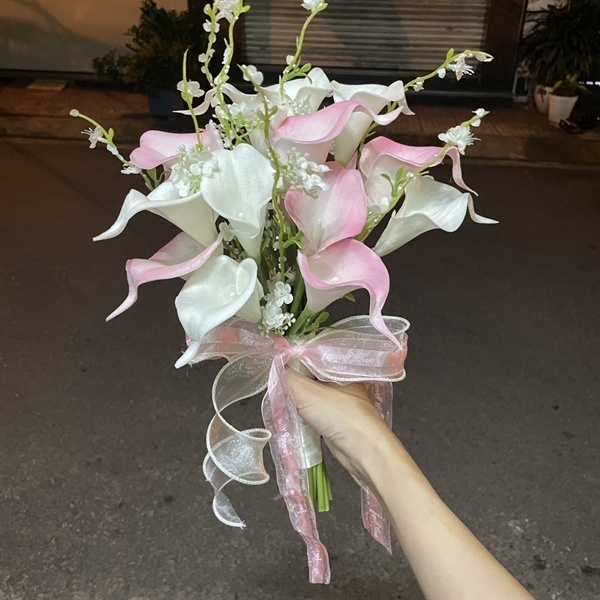 Hoa cầm tay cô dâu ngày cưới Rum trắng hồng mix cỏ mẫu mới t10-2023