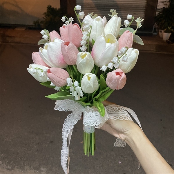 Hoa cầm tay cô dâu ngày cưới Tulip trắng hồng bó tròn mẫu mới t10-2023