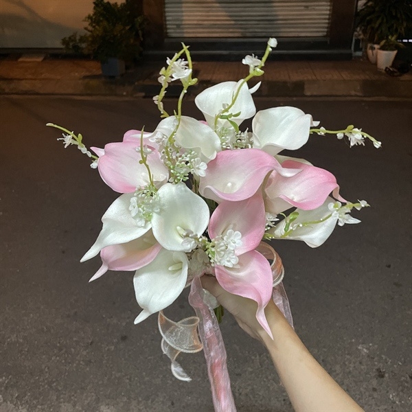 Hoa cầm tay cô dâu ngày cưới Rum trắng hồng mix cỏ mẫu mới t10-2023