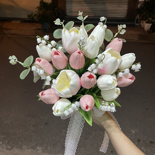 Hoa cầm tay cô dâu ngày cưới Tulip trắng hồng bó tròn mẫu mới t10-2023