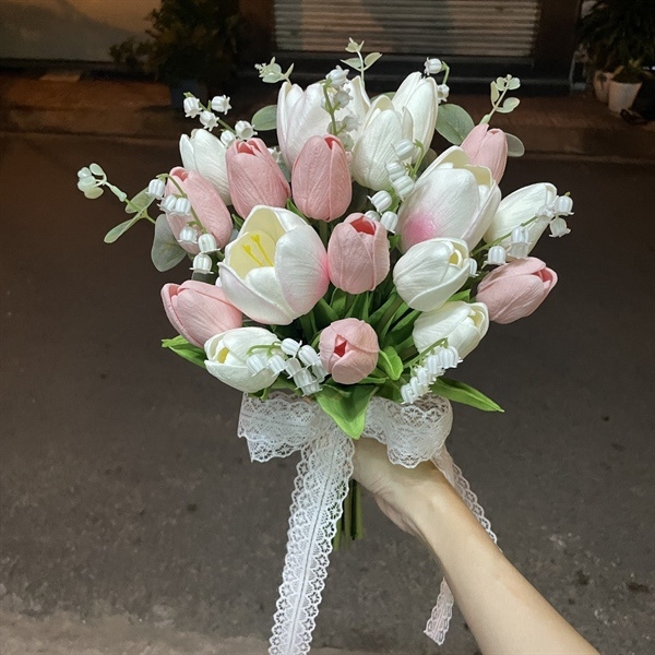 Hoa cầm tay cô dâu ngày cưới Tulip trắng hồng bó tròn mẫu mới t10-2023