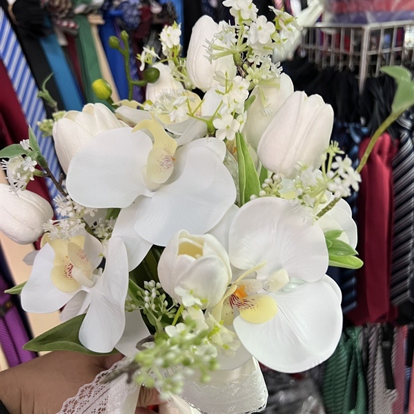 Hoa cầm tay cô dâu lan trắng mix cỏ bông tulip mẫu mới t10-2023
