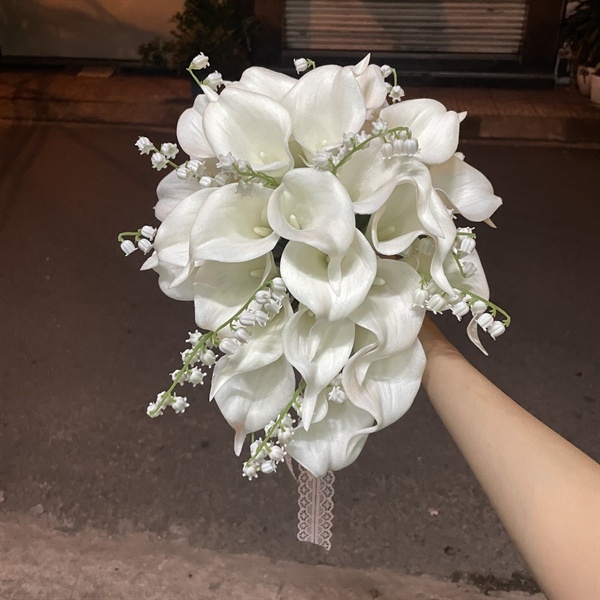 Hoa cầm tay cô dâu ngày cưới Rum trắng linh lan thả dáng mẫu mới t10-2023