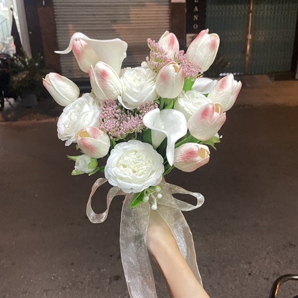 Hoa cầm tay cô dâu tulip màu hồng dâu mix hoa hồng và Callalily trắng