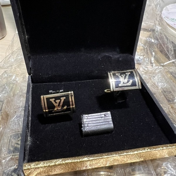 Khuy măng set vuông màu đen viền vàng kèm hộp đựng mẫu mới t2/2024