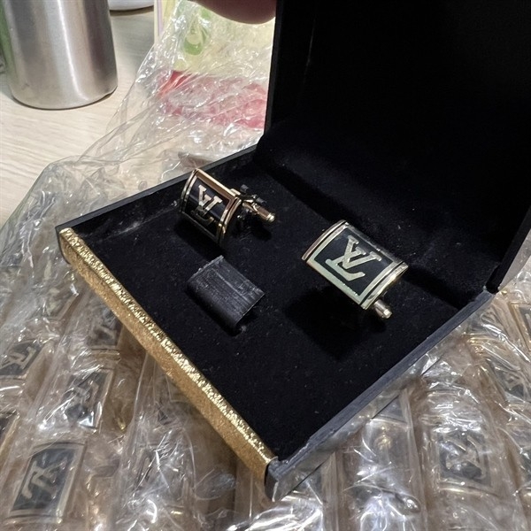 Khuy măng set vuông màu đen viền vàng kèm hộp đựng mẫu mới t2/2024