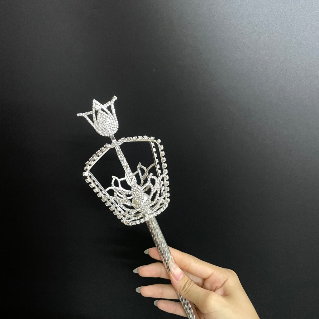 Quyền trượng trao giải mẫu mới