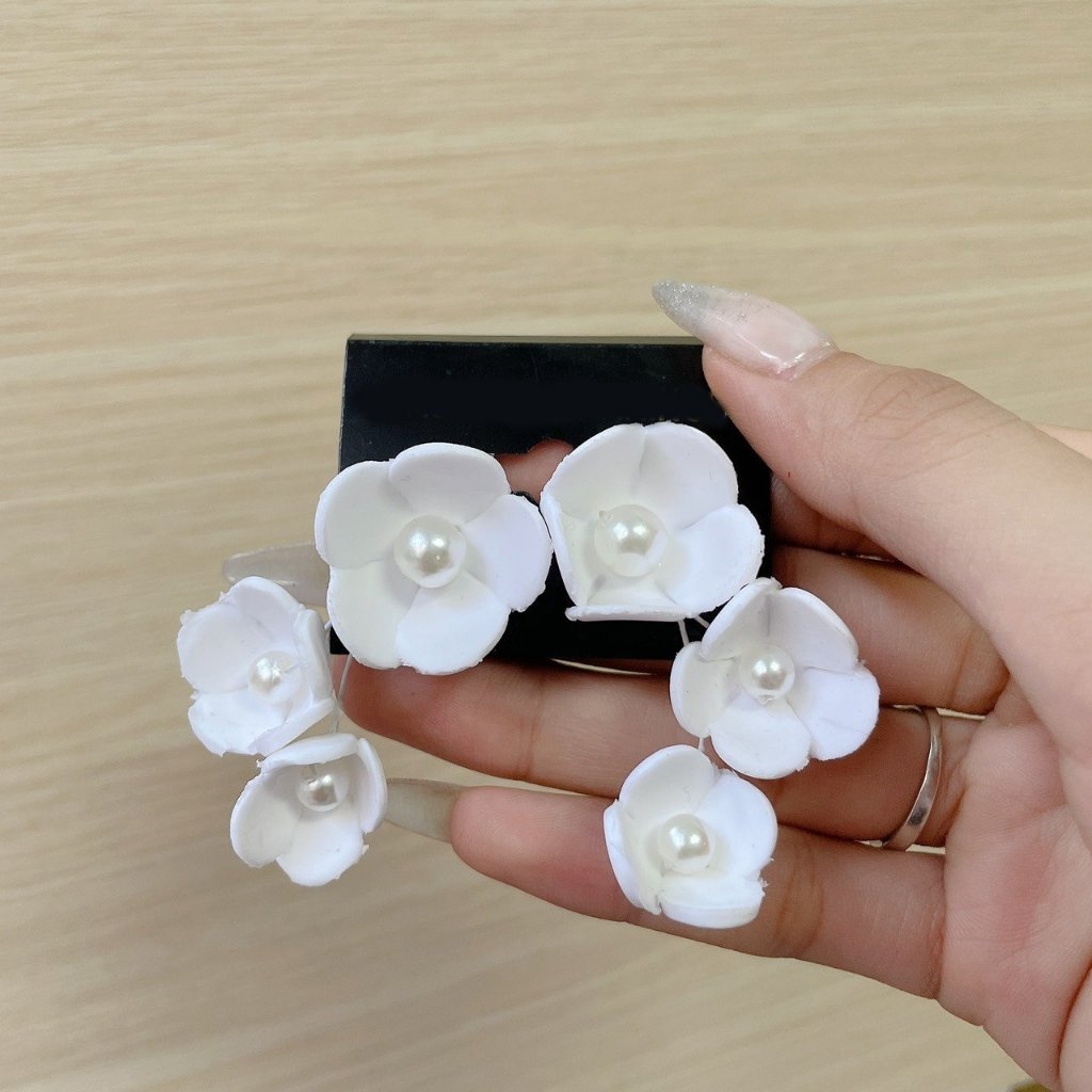Bông tai cô dâu hoa trắng mẫu nhẹ nhàng cho ngày cưới bông tai hoa xỏ khuyên