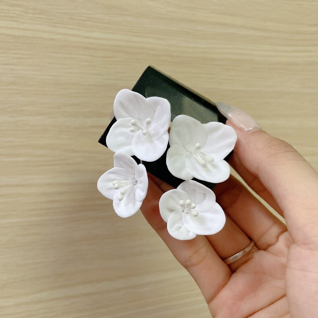 Bông tai cô dâu hoa trắng mẫu nhẹ nhàng cho ngày cưới bông tai hoa xỏ khuyên