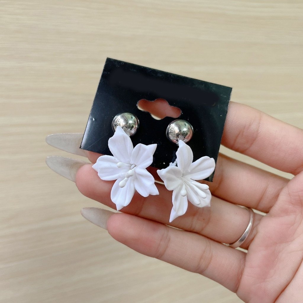 Bông tai cô dâu hoa trắng mẫu nhẹ nhàng cho ngày cưới bông tai hoa xỏ khuyên