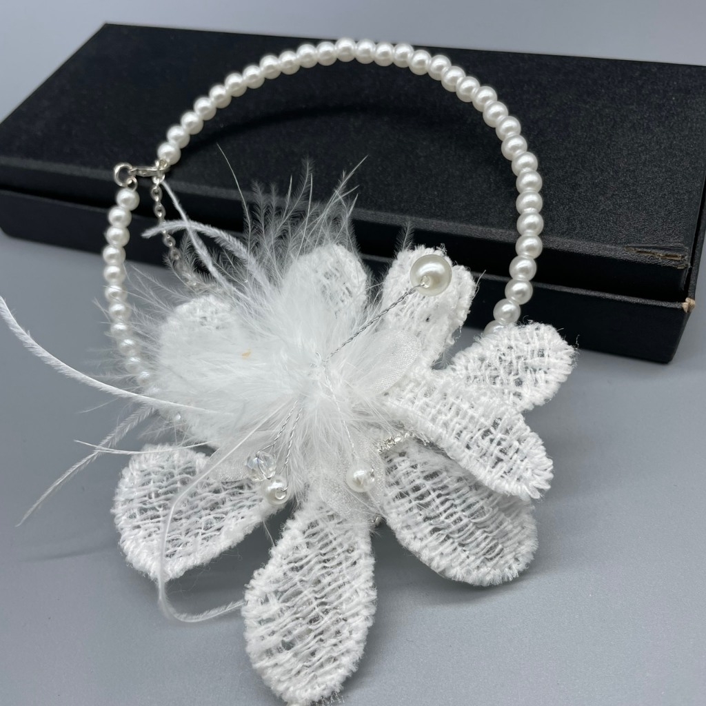 Choker hoa lông vũ đeo cổ dây hạt trai mẫu mới