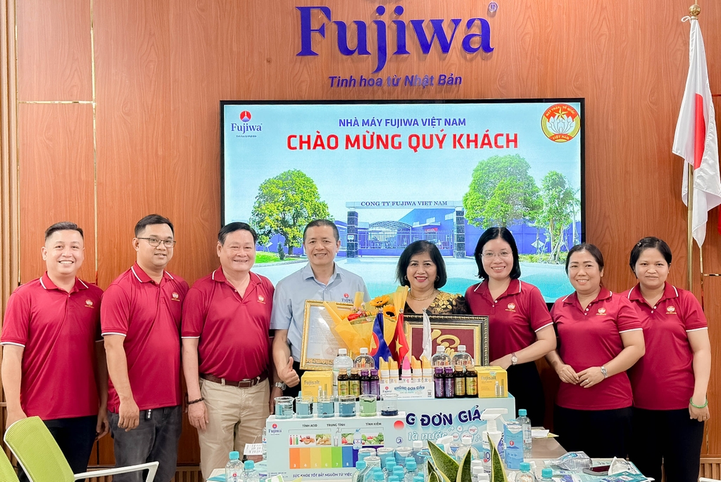 Lãnh đạo Ủy ban MTTQ quận Phú Nhuận trao tặng quà đến Quý lãnh đạo công ty.