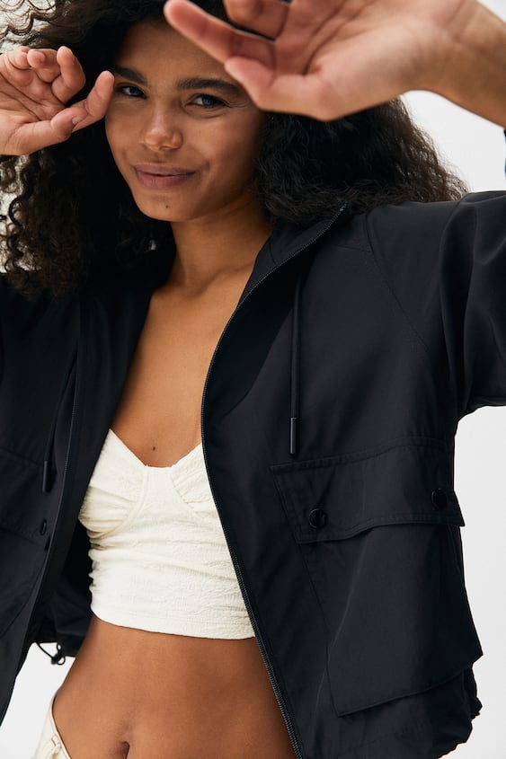 Áo khoác gió chất nhẹ có mũ, đai eo điều chỉnh Pull&Bear Auth New Tag có sẵn 8715/202 8715202