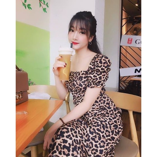 Váy Zara họa tiết báo auth new tag có sẵn.