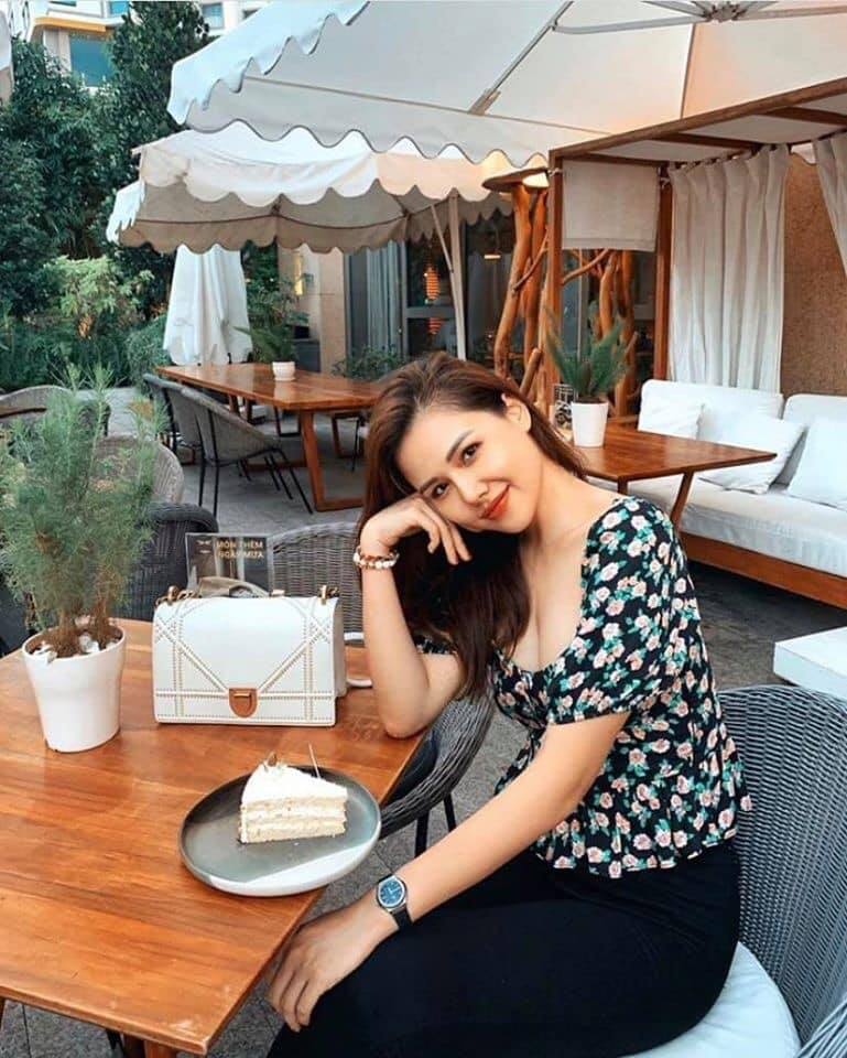 Áo crop cổ tim chun lưng Zara Auth New Tag có sẵn 8070/426 8070426