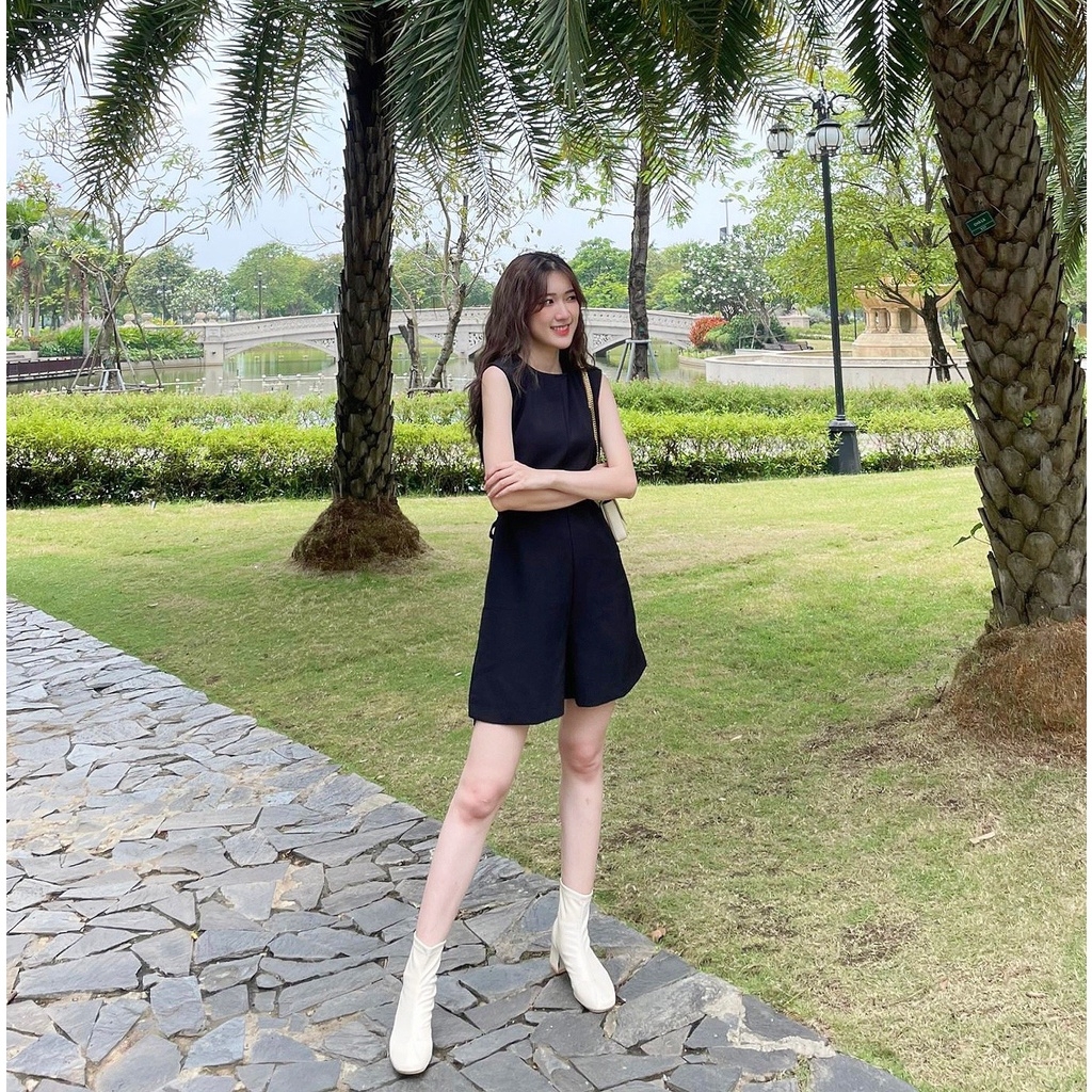 [HCM] Jumpsuit cách điệu nhún eo, có hai túi, khóa kéo sau Lovadova 21O12C001 - Đen