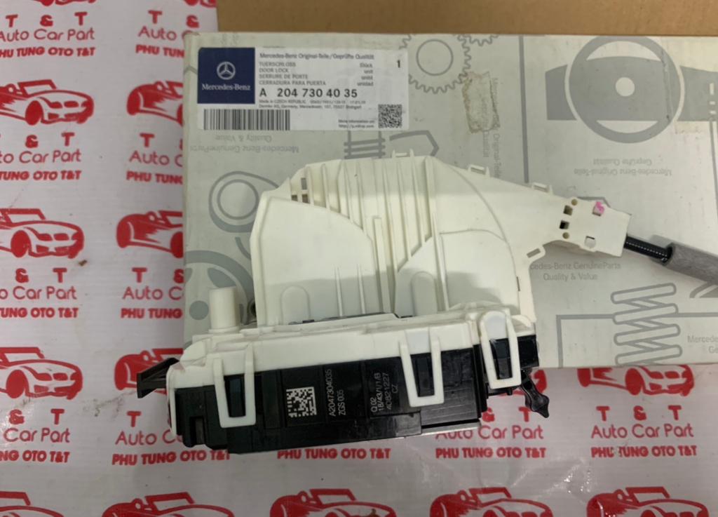 A2047304035-Cụm cơ cấu khóa cửa trước xe Mercedes E200, E250