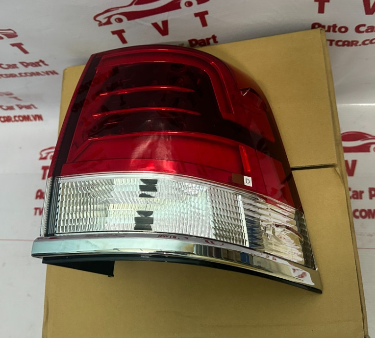 81551-60870   Đèn Hậu Ngoài Phải Toyota Land Cruiser 2016