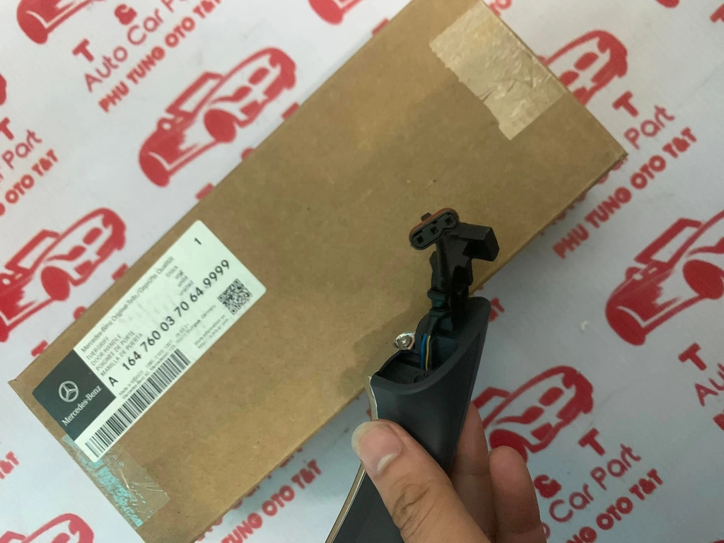 Tay nắm cửa MERCEDES Ml W164 RHD A1647600370