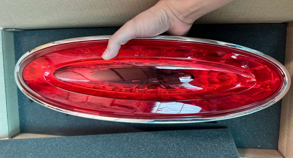 36A945207AG-ĐÈN LED HẬU Bentley Bentayga RH