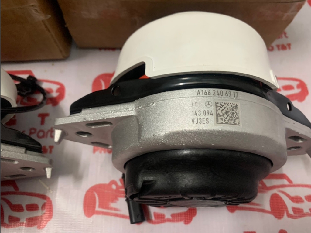A1662406917 -A1662406817 Cao su chân máy phải ,trái  GL350