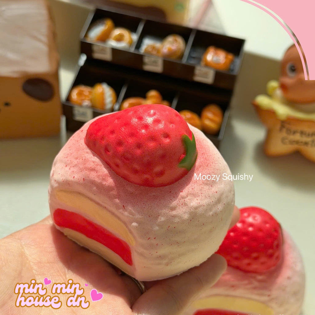 Squishy Moozy Chính Hãng Bánh Kem Dâu Ngọt Ngào Chậm Tăng Mềm Mịn