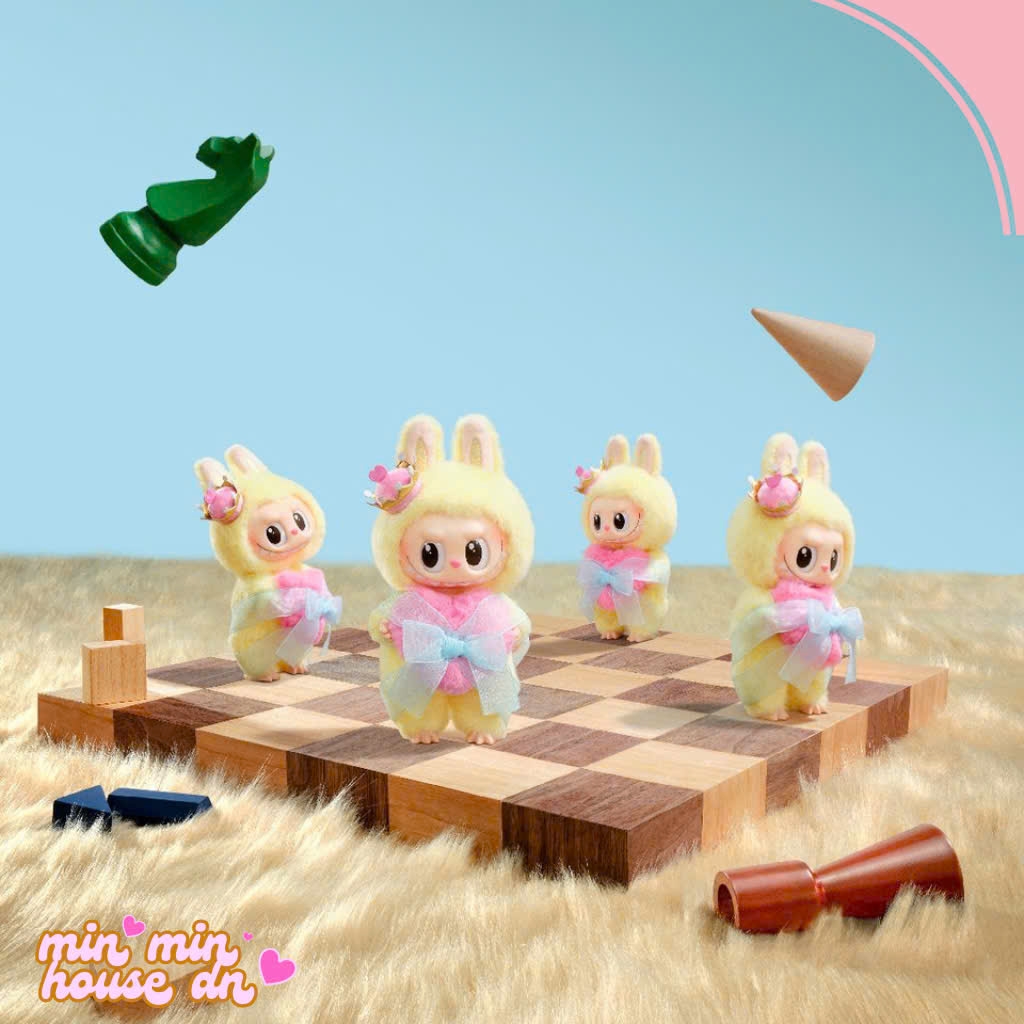 POP MART THE MONSTERS Let's Checkmate Series-Vinyl Plush Hanging Card - Labubu queen 17cm