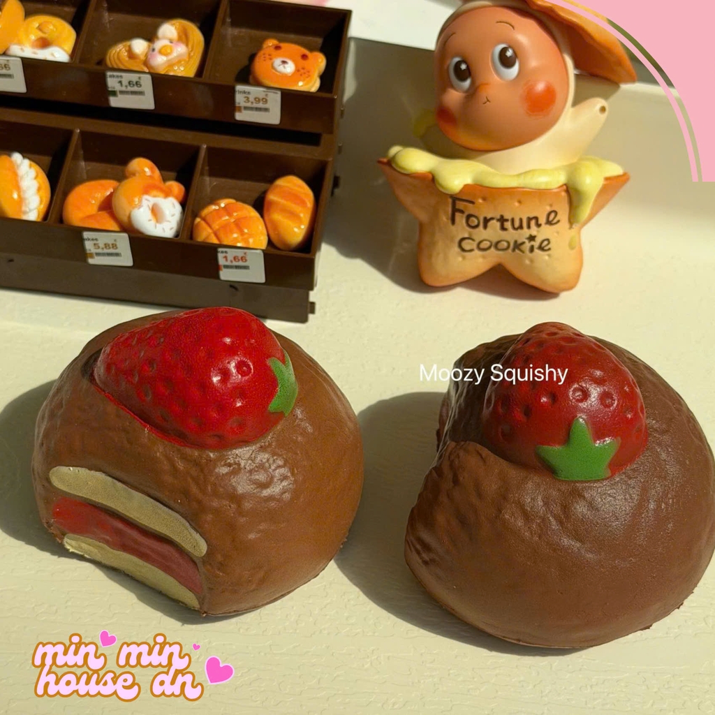 Squishy Moozy Chính Hãng Bánh Kem Dâu Ngọt Ngào Chậm Tăng Mềm Mịn
